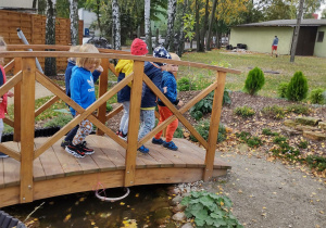 Dzieci przechodzą przez mostek